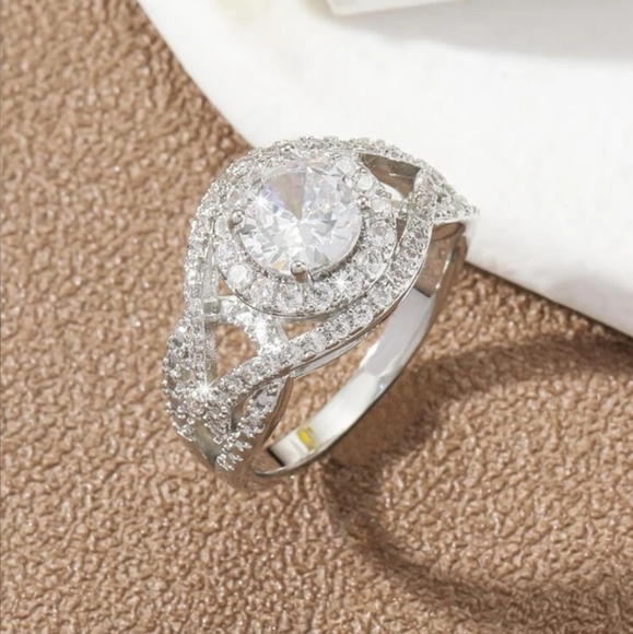 🤍🤍NEW🤍🤍BREATHTAKING!! WOW FACTOR!! CZ Silver Plated Ring🤍🤍 - Picture 3 of 16